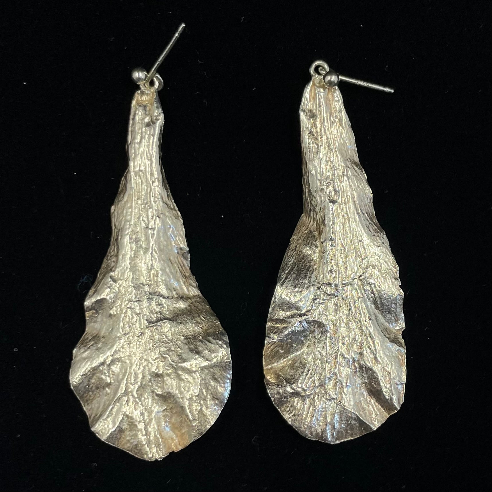 Philesia petal earrings