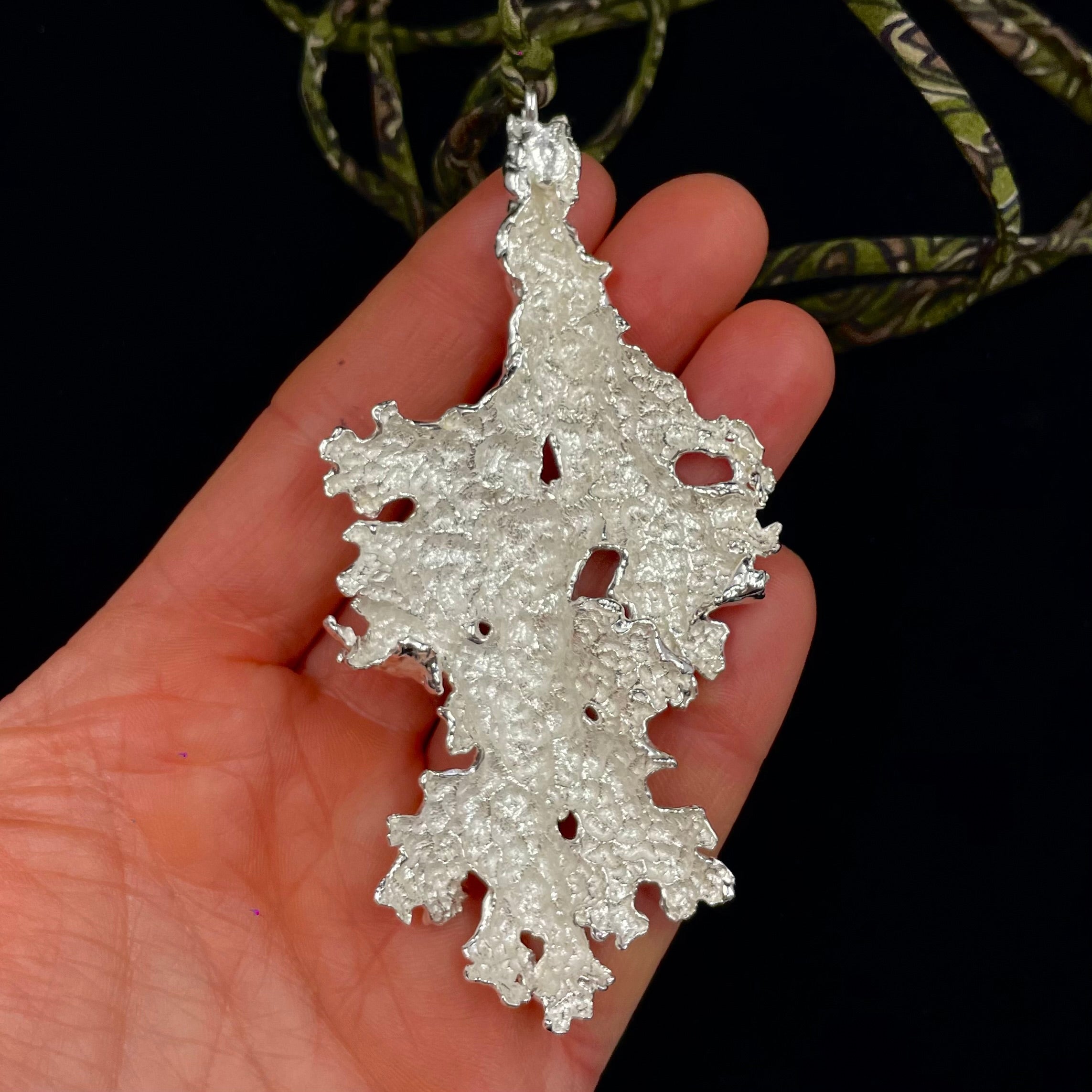 Statement Lichen pendant